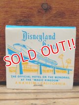 mt-100626-40 Disneyland Hotel / 70's Match