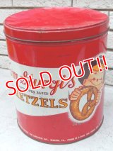 dp-151017-09 Tom Sturgis Pretzels / Vintage Tin can