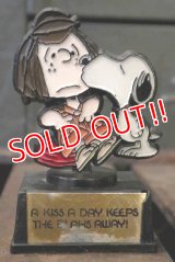 ct-180801-45 Snoopy / AVIVA 70's Trophy " A Kiss A Day Keeps The Blahs Away!"