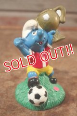 ct-201101-04 Smurfs / 1998 Candy Topper "Football"