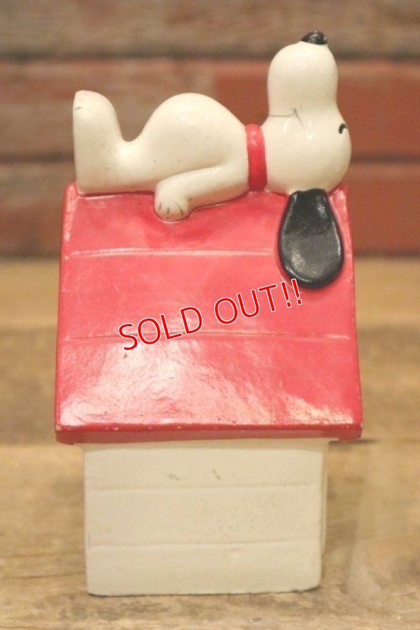 画像1: ct-240321-05 Snoopy / Determined 1970's Coin Bank "Snoopy House"