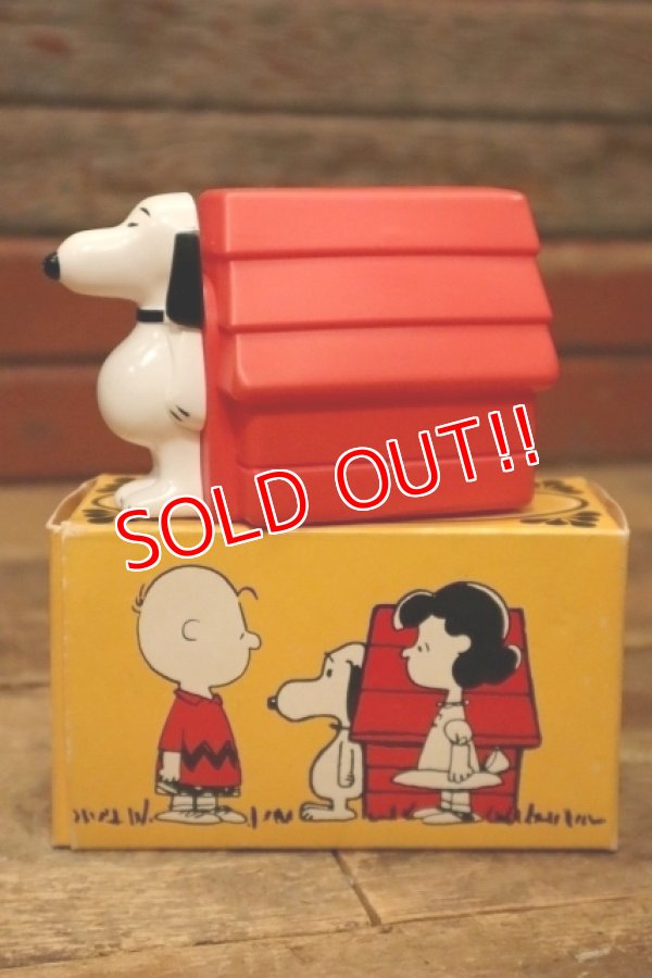 画像1: ct-210701-19 Snoopy and Doghouse / AVON 1970's Non-Tear Shampoo Bottle (Box)