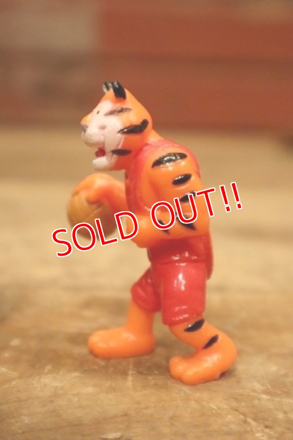 画像2: ct-240214-22 Kellogg's Tony the Tiger / 1990's PVC Figure "Basketball"