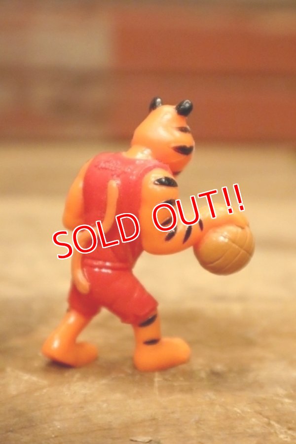 画像3: ct-240214-22 Kellogg's Tony the Tiger / 1990's PVC Figure "Basketball"