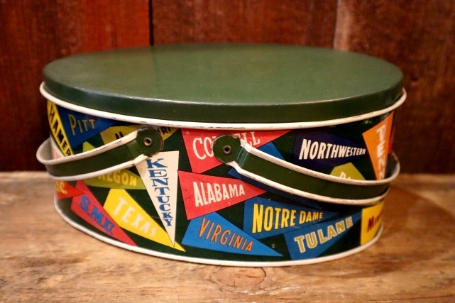 画像1: dp-250205-94 THE OHIO ART CO. 1950's-1960's COLLEGE PENNANTS TIN BOX